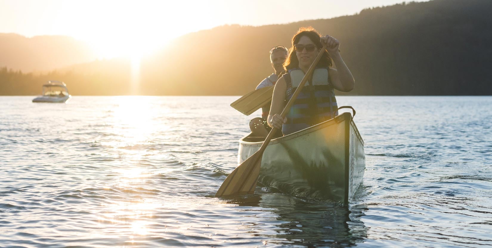 couple paddles in a canoe on the lake in Spokane, WA
